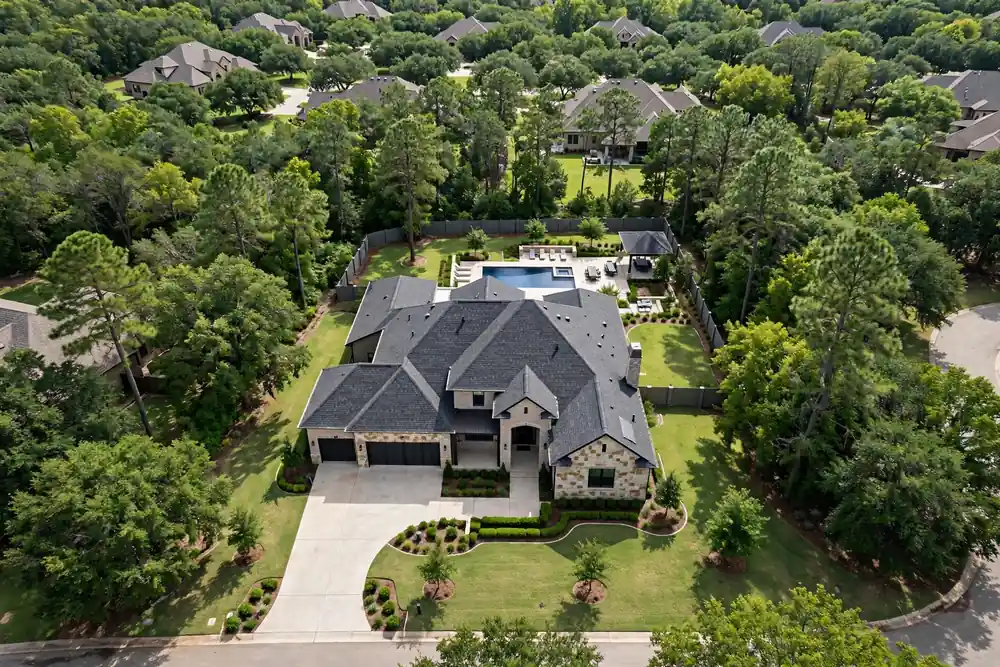 Casa con techo nuevo en The Woodlands, TX - Roof Replacement Pros, Huntsville, TX